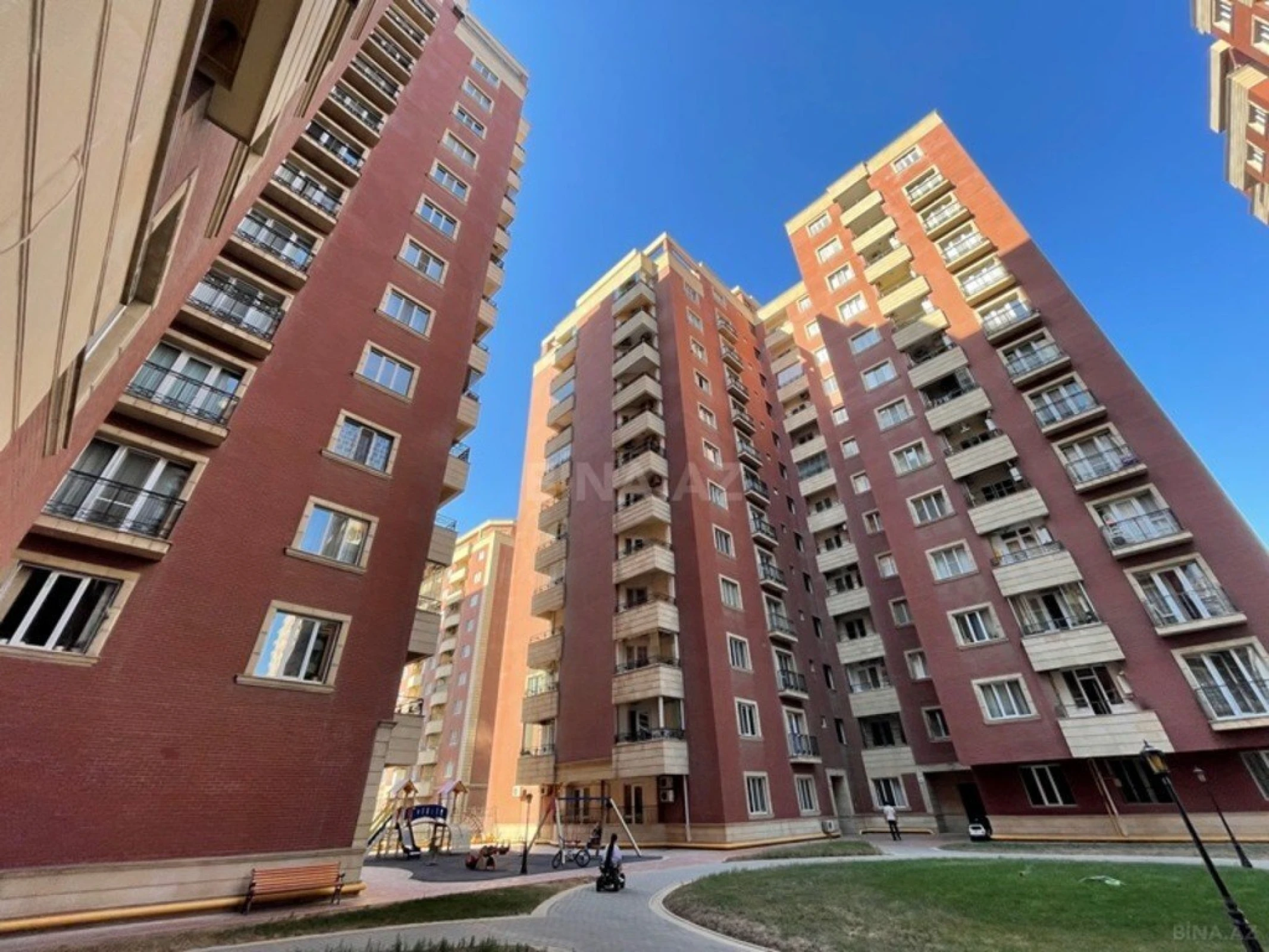 Satılır 5 otaqlı mənzil 256 m²