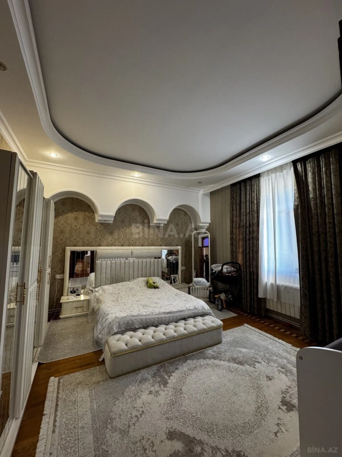 Satılır 8 otaqlı həyət evi 580 m²