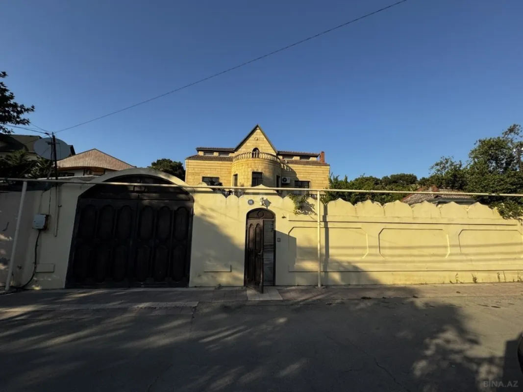 Satılır 8 otaqlı həyət evi 580 m²