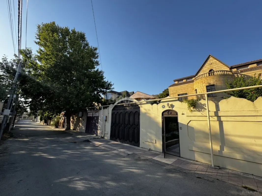 Satılır 8 otaqlı həyət evi 580 m²