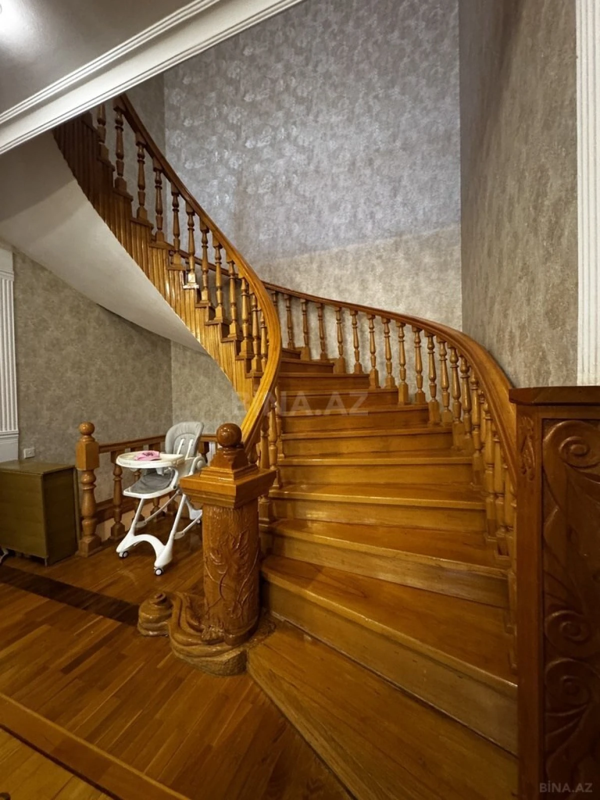 Satılır 8 otaqlı həyət evi 580 m²