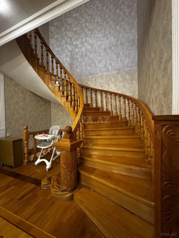 Satılır 8 otaqlı həyət evi 580 m²