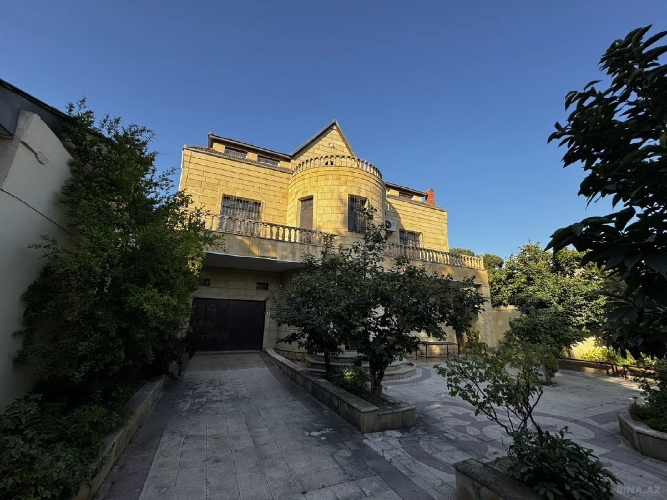 Satılır 8 otaqlı həyət evi 580 m²