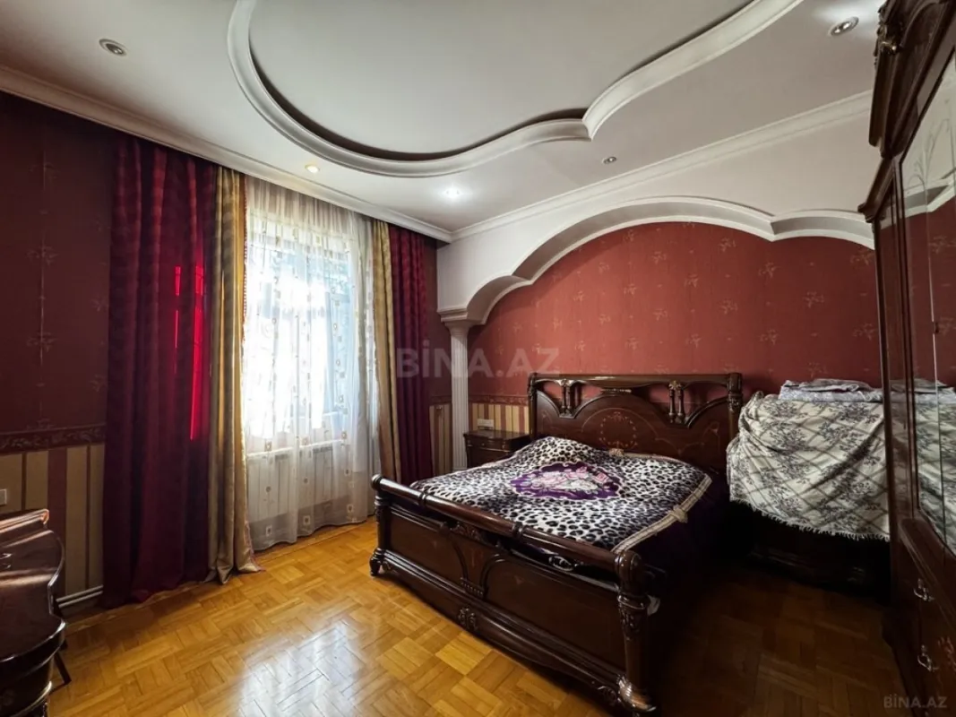 Satılır 8 otaqlı həyət evi 580 m²
