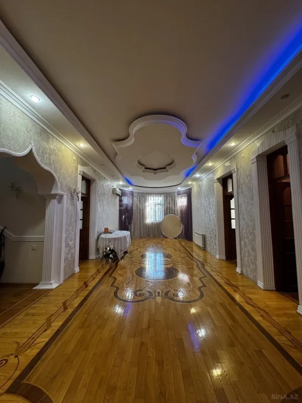 Satılır 8 otaqlı həyət evi 580 m²