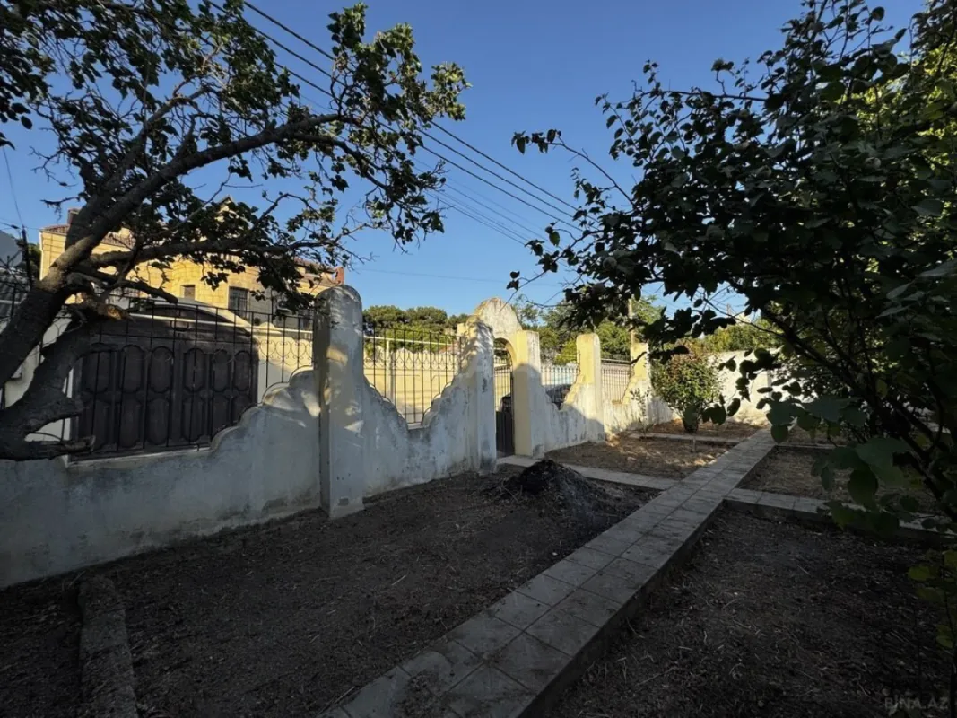 Satılır 8 otaqlı həyət evi 580 m²