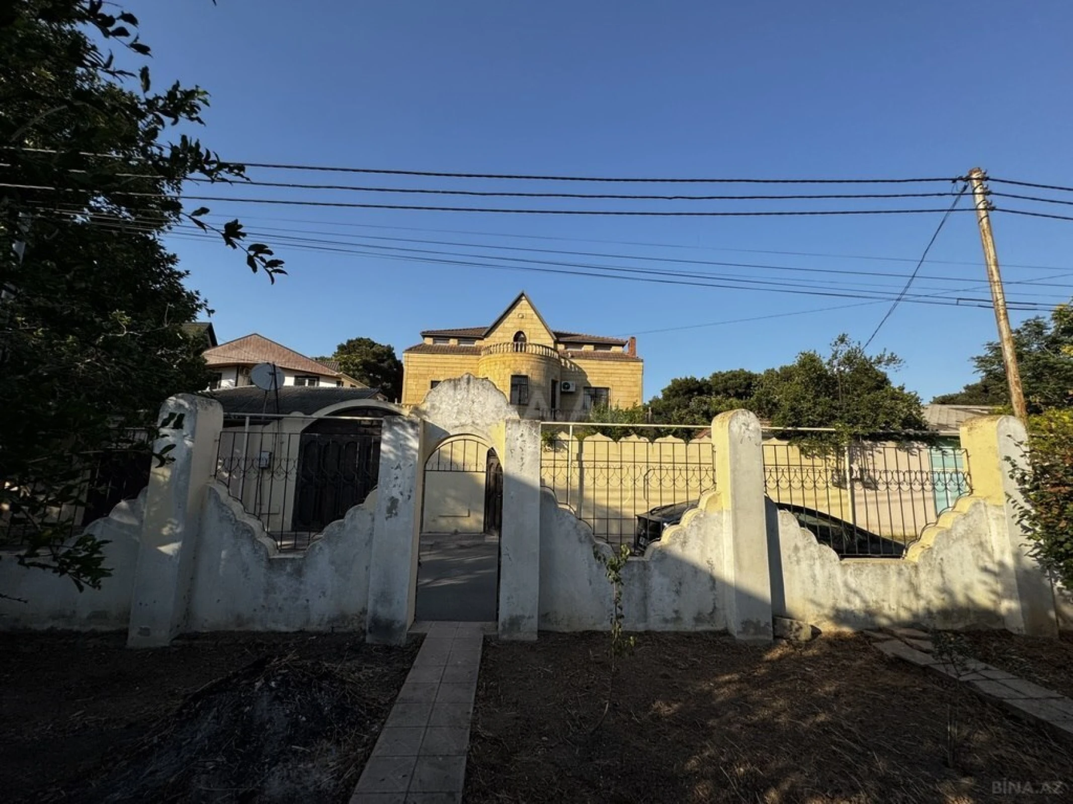 Satılır 8 otaqlı həyət evi 580 m²