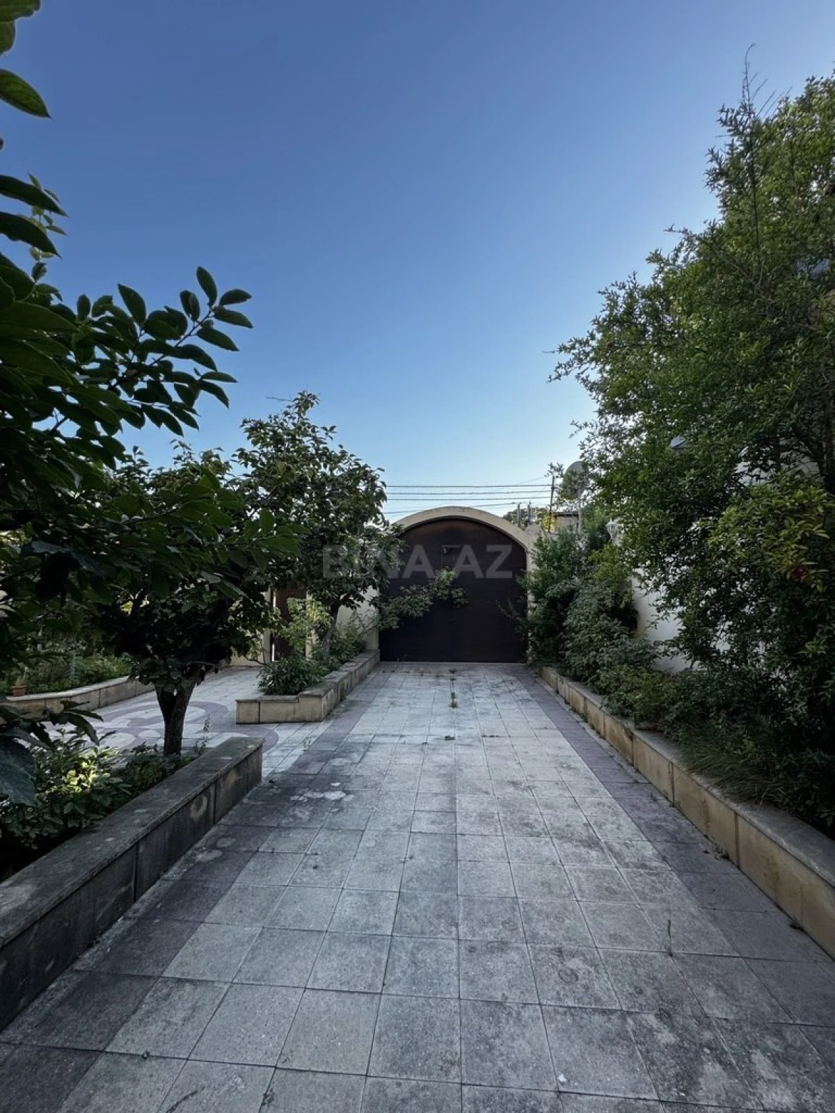 Satılır 8 otaqlı həyət evi 580 m²