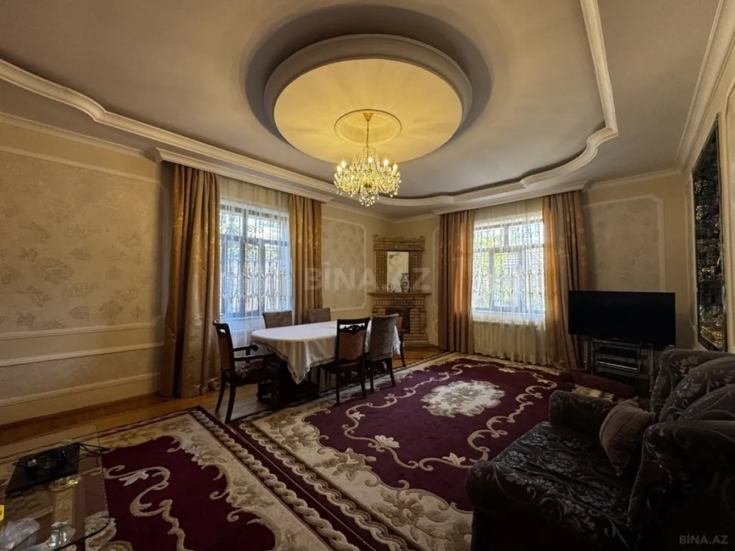 Satılır 8 otaqlı həyət evi 580 m²