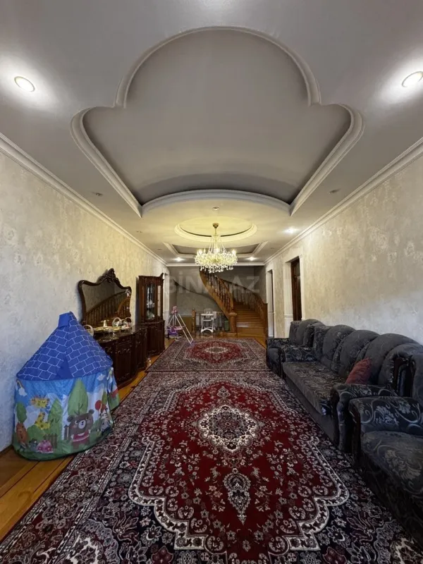 Satılır 8 otaqlı həyət evi 580 m²