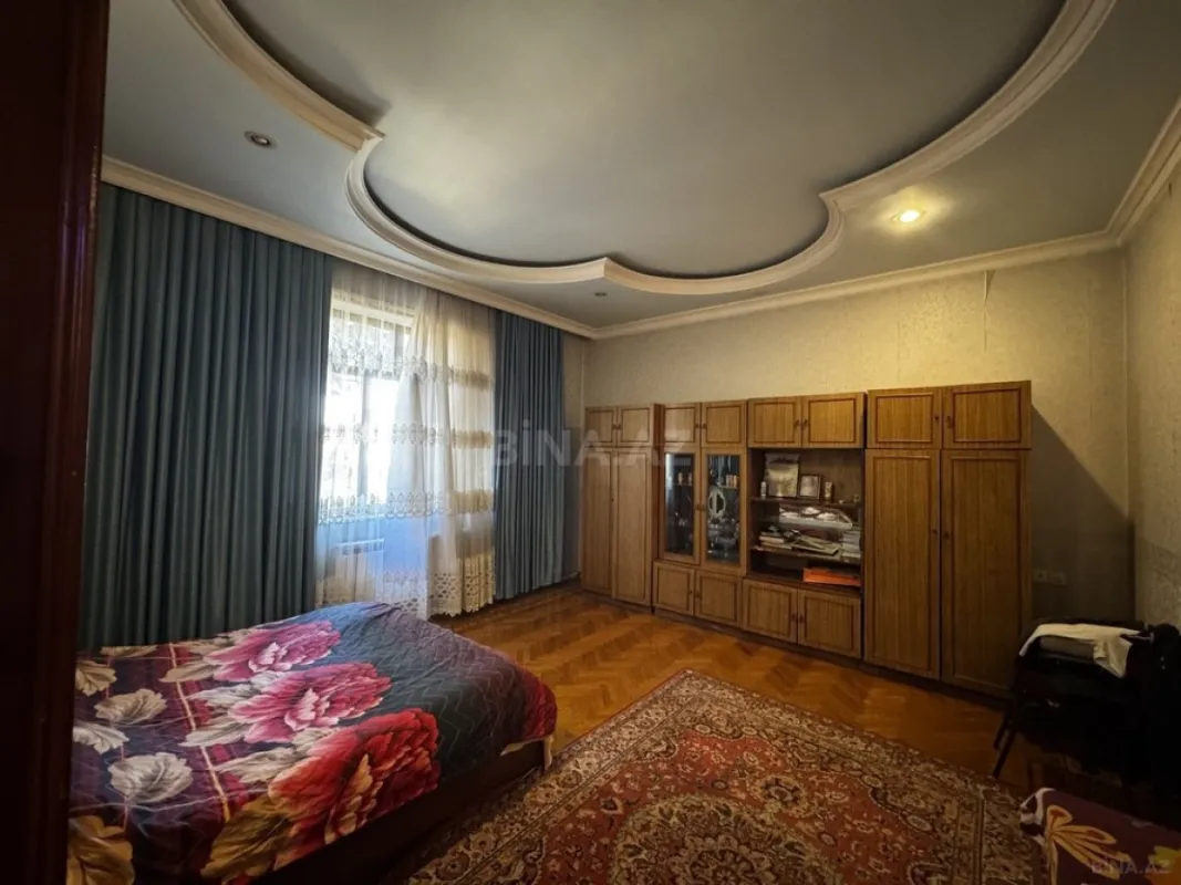 Satılır 8 otaqlı həyət evi 580 m²