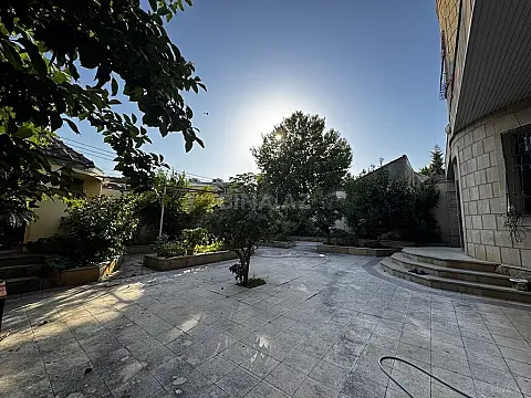 Satılır 8 otaqlı həyət evi 580 m²