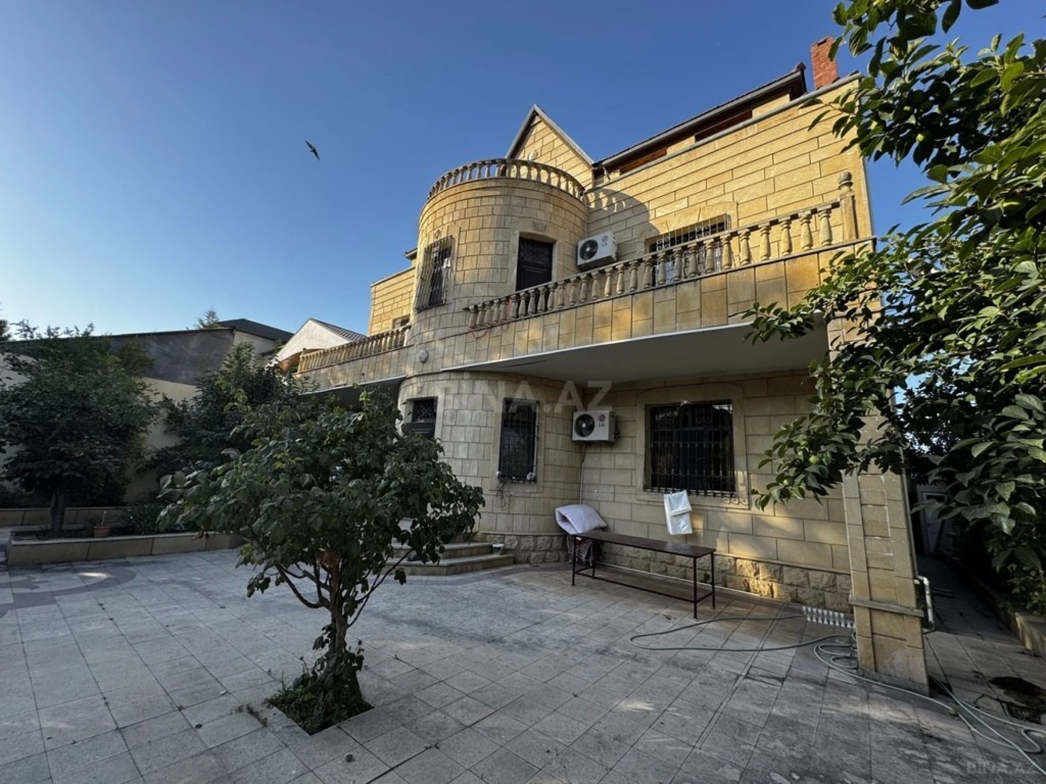 Satılır 8 otaqlı həyət evi 580 m²
