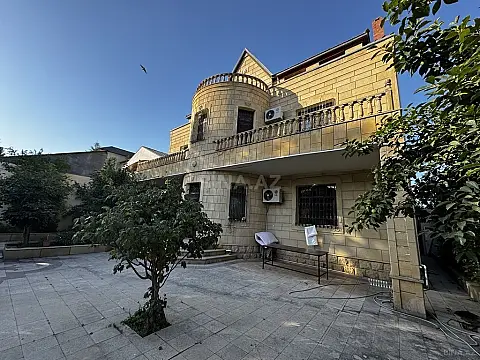 Satılır 8 otaqlı həyət evi 580 m²