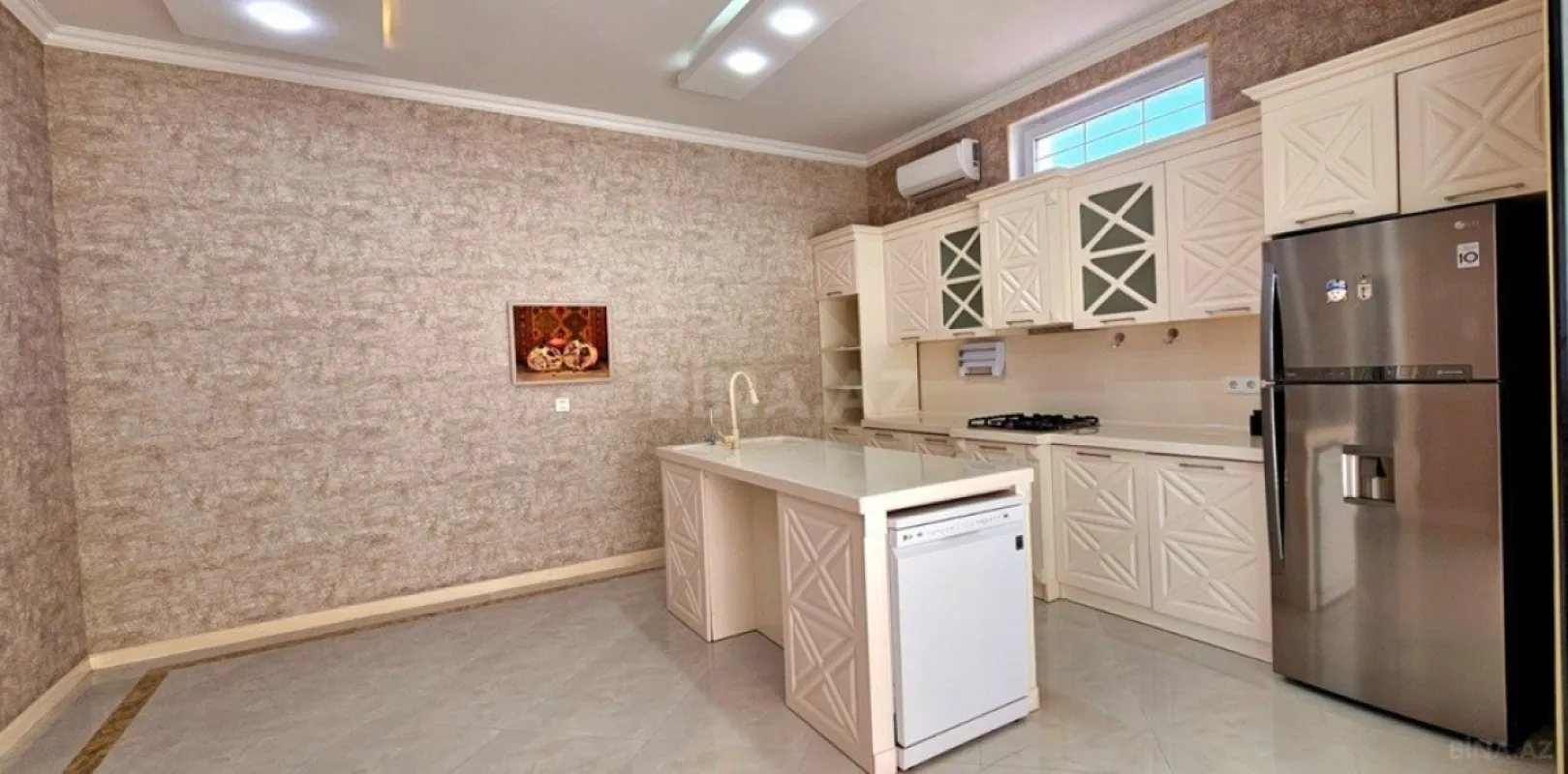 Satılır 5 otaqlı həyət evi 250 m²