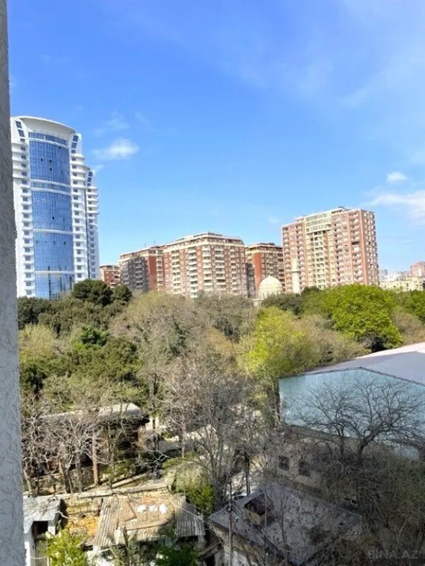 Satılır 2 otaqlı mənzil 81 m²