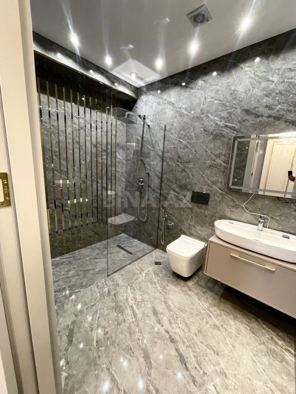 Satılır 4 otaqlı mənzil 147 m²