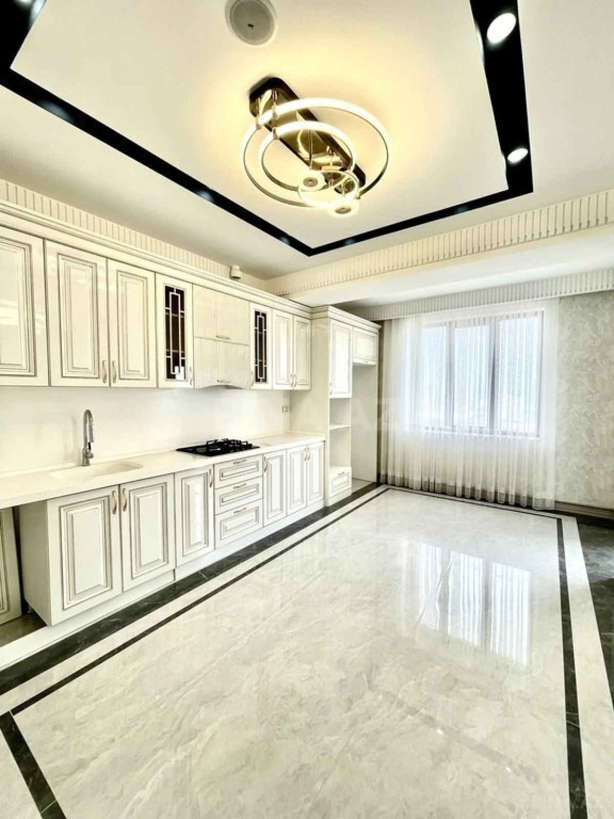 Satılır 4 otaqlı mənzil 147 m²