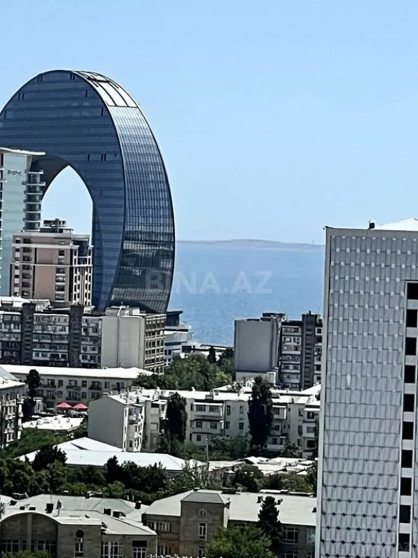 Satılır 4 otaqlı mənzil 147 m²