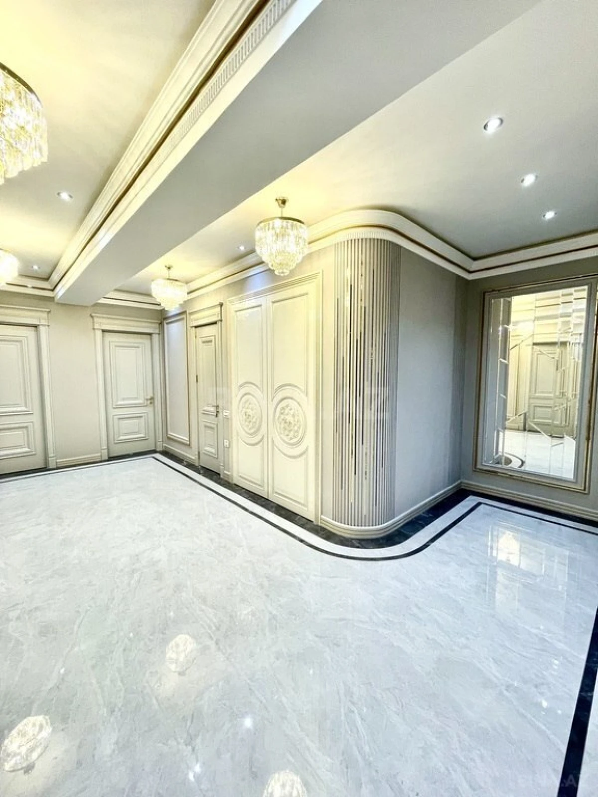 Satılır 4 otaqlı mənzil 147 m²