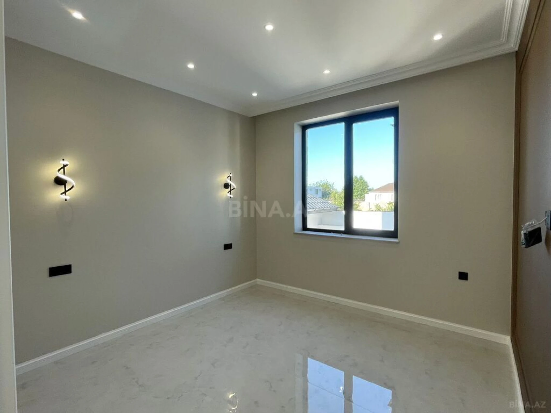 Satılır 5 otaqlı həyət evi 250 m²