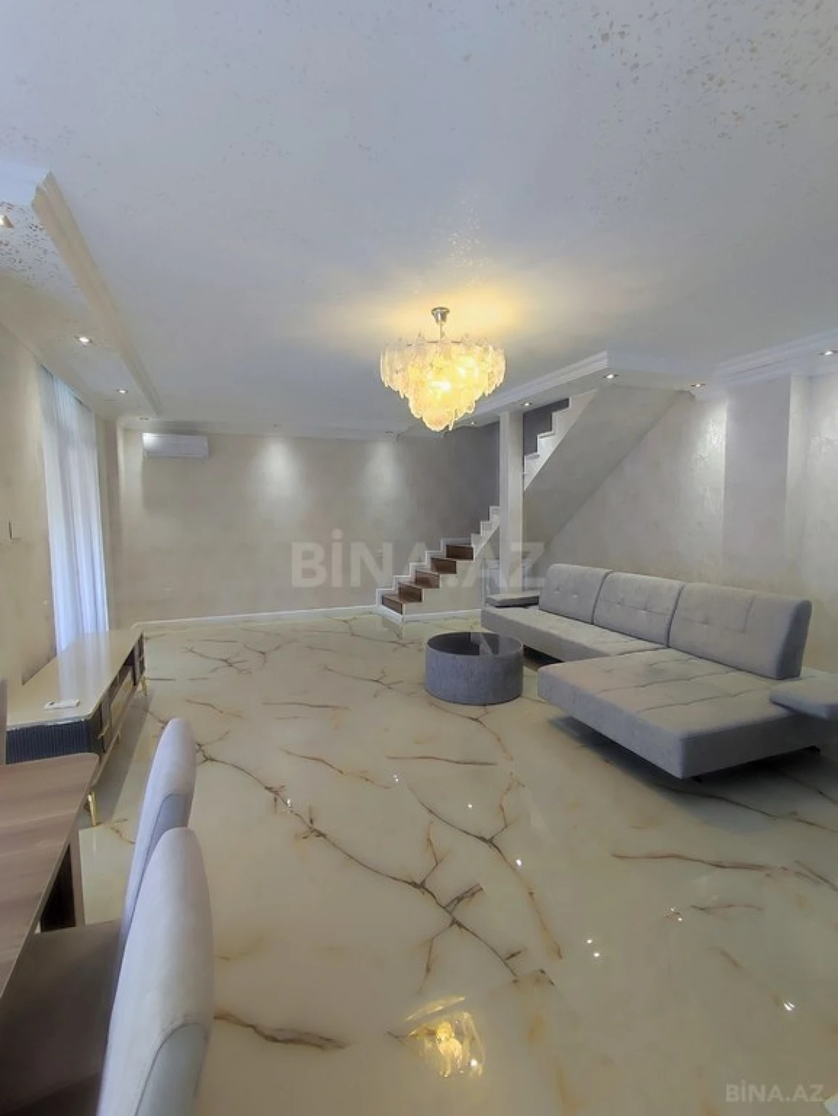Satılır 4 otaqlı mənzil 130 m²