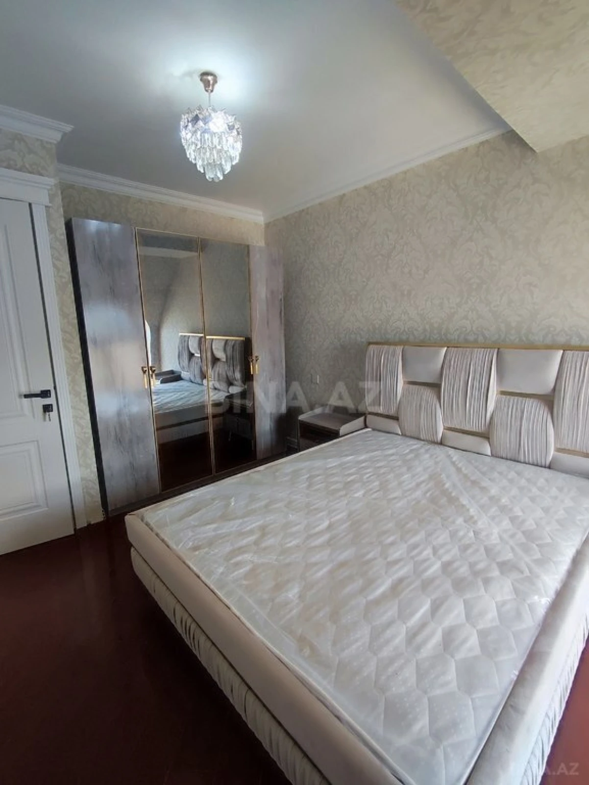 Satılır 4 otaqlı mənzil 130 m²