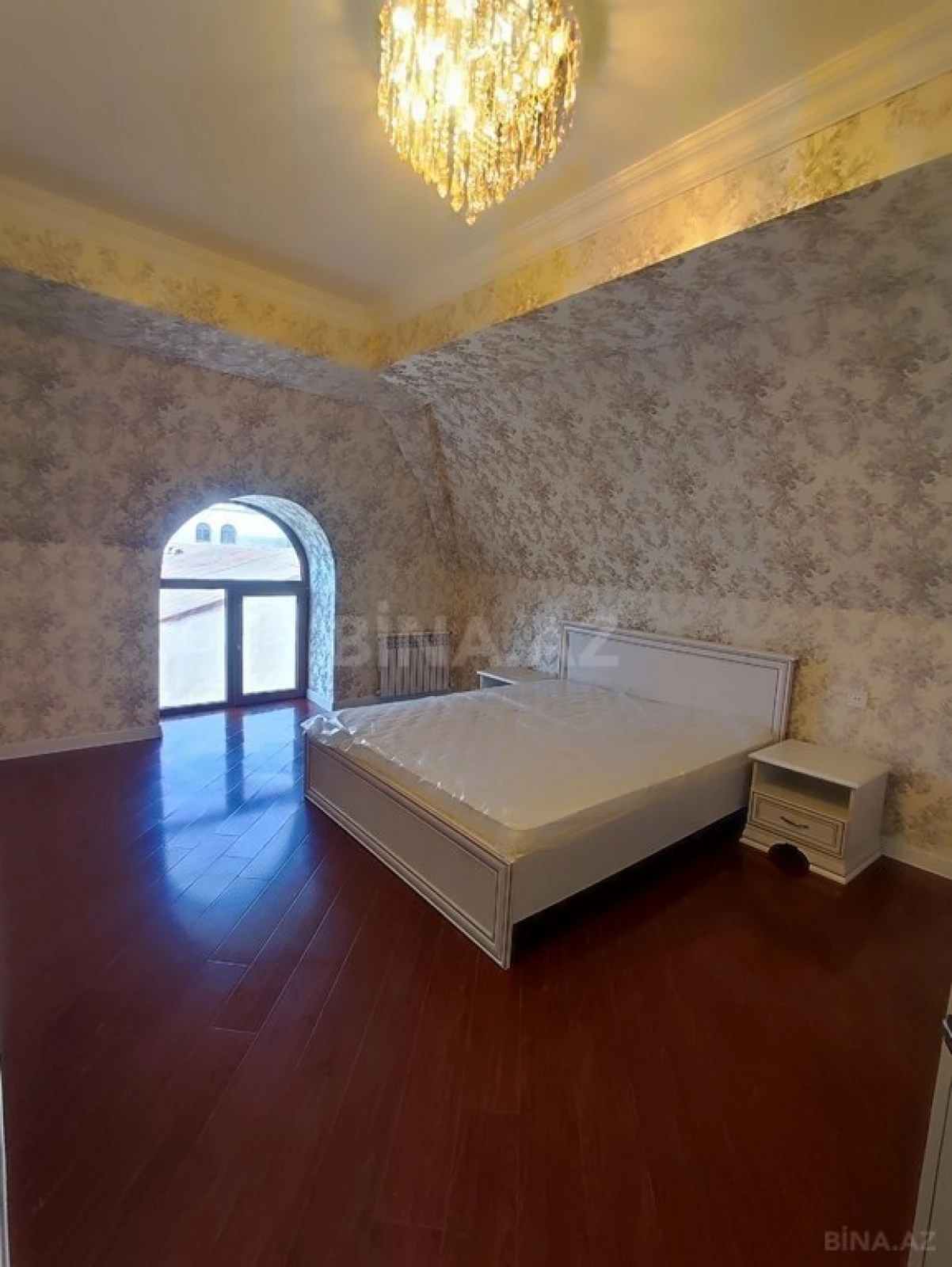 Satılır 4 otaqlı mənzil 130 m²