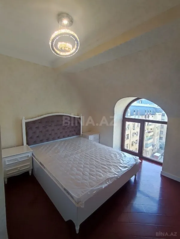 Satılır 4 otaqlı mənzil 130 m²