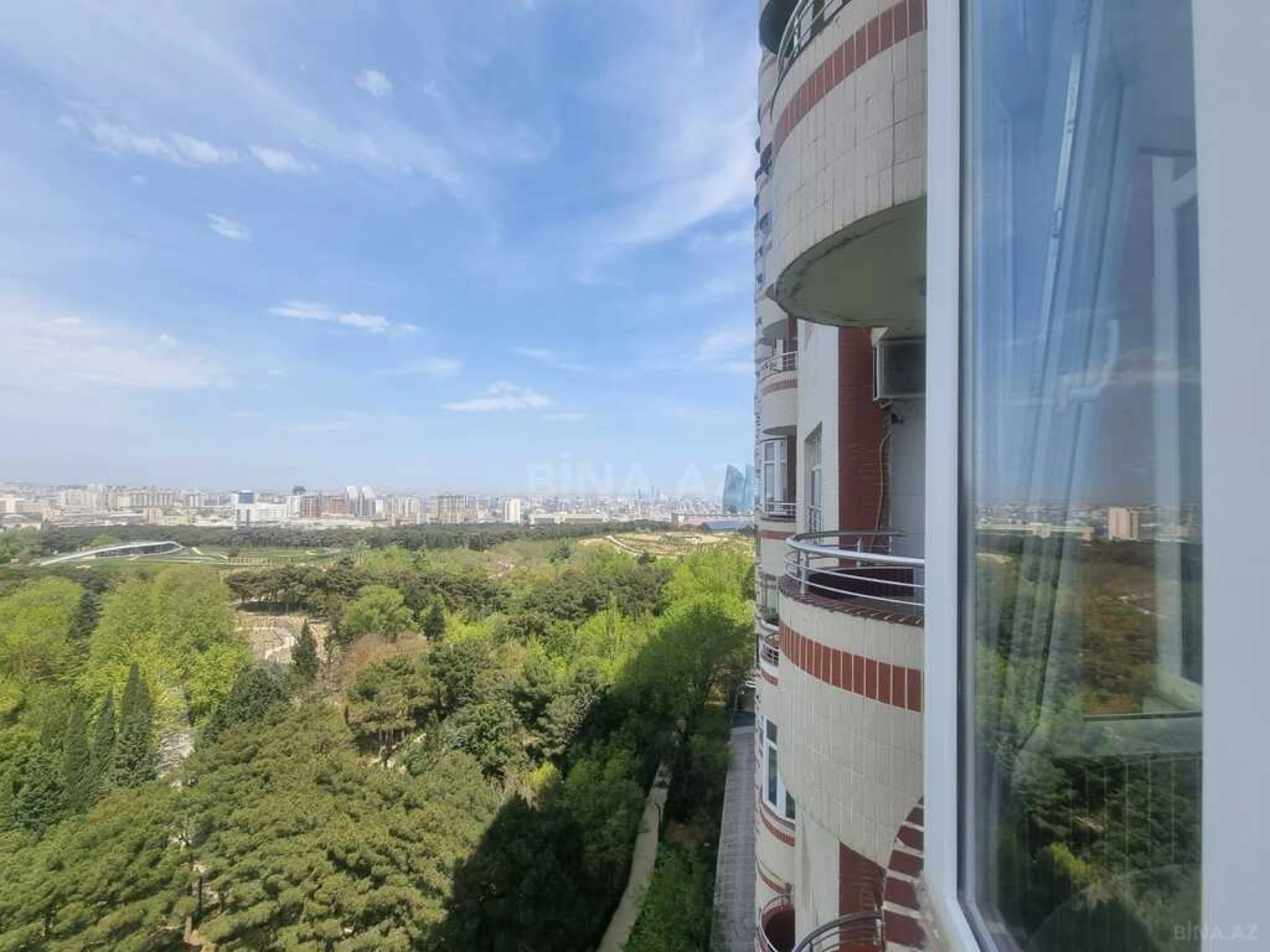 Satılır 3 otaqlı mənzil 137 m²