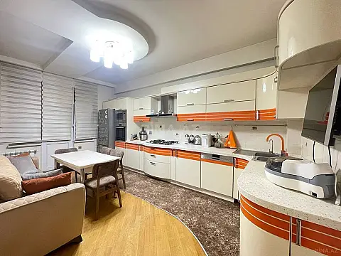 Satılır 3 otaqlı mənzil 137 m²