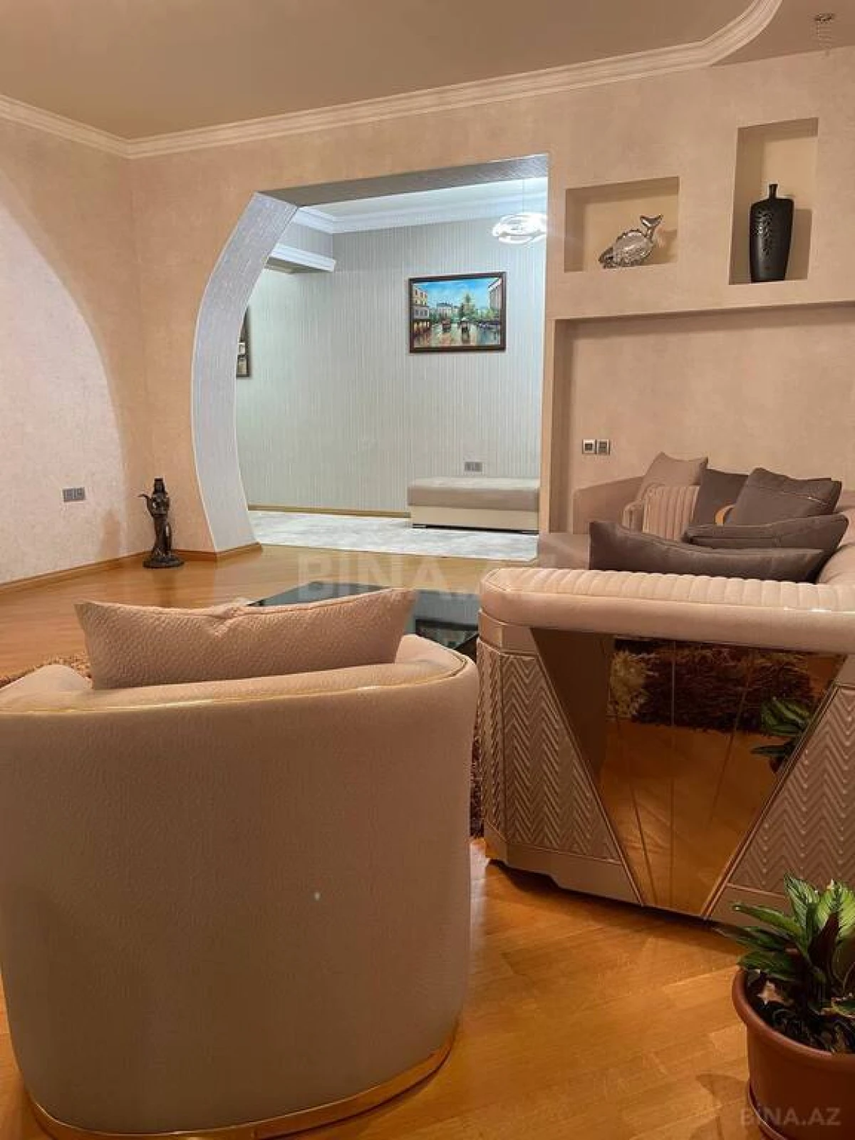 Satılır 3 otaqlı mənzil 137 m²