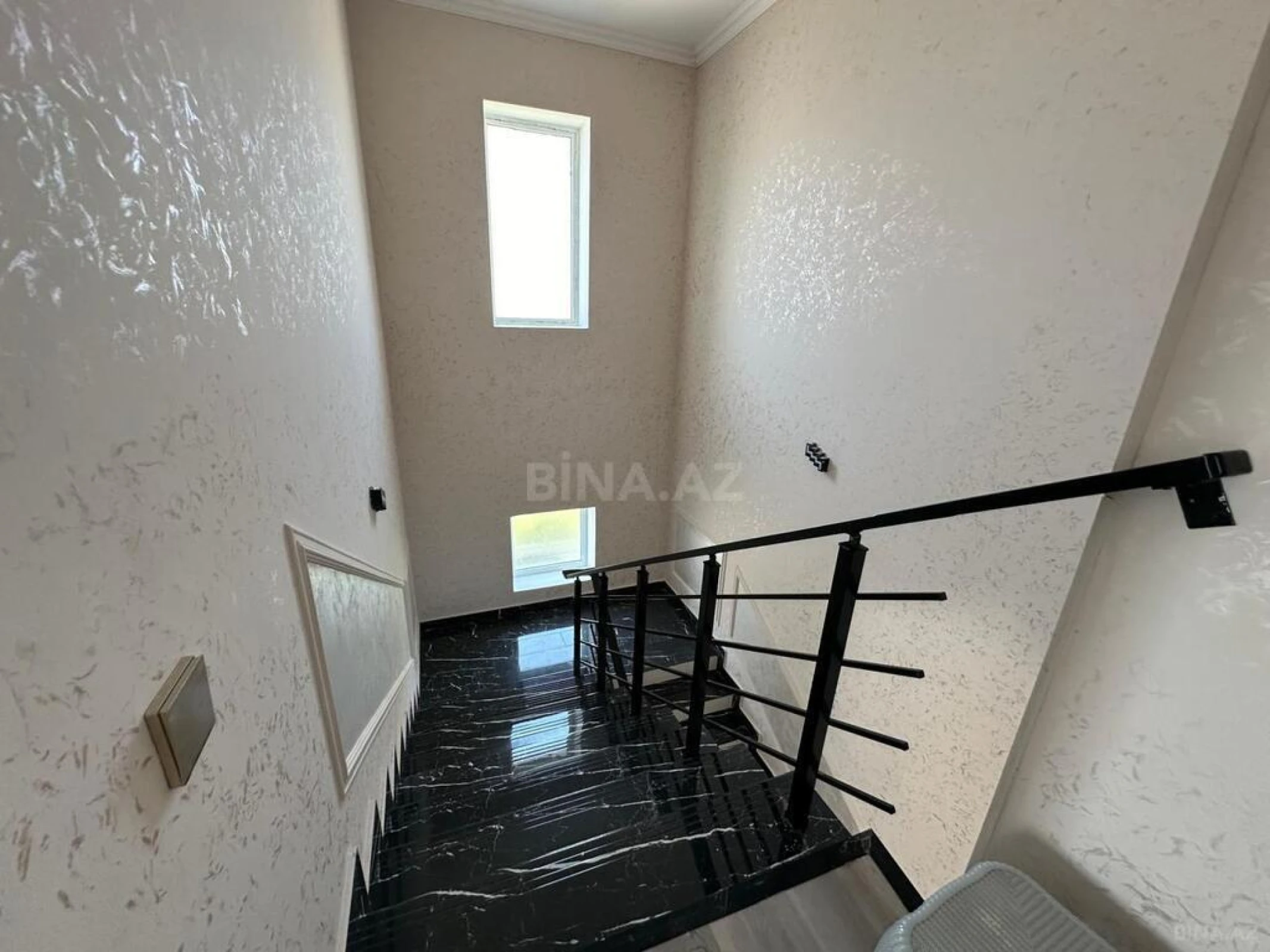 Satılır 5 otaqlı həyət evi 330 m²