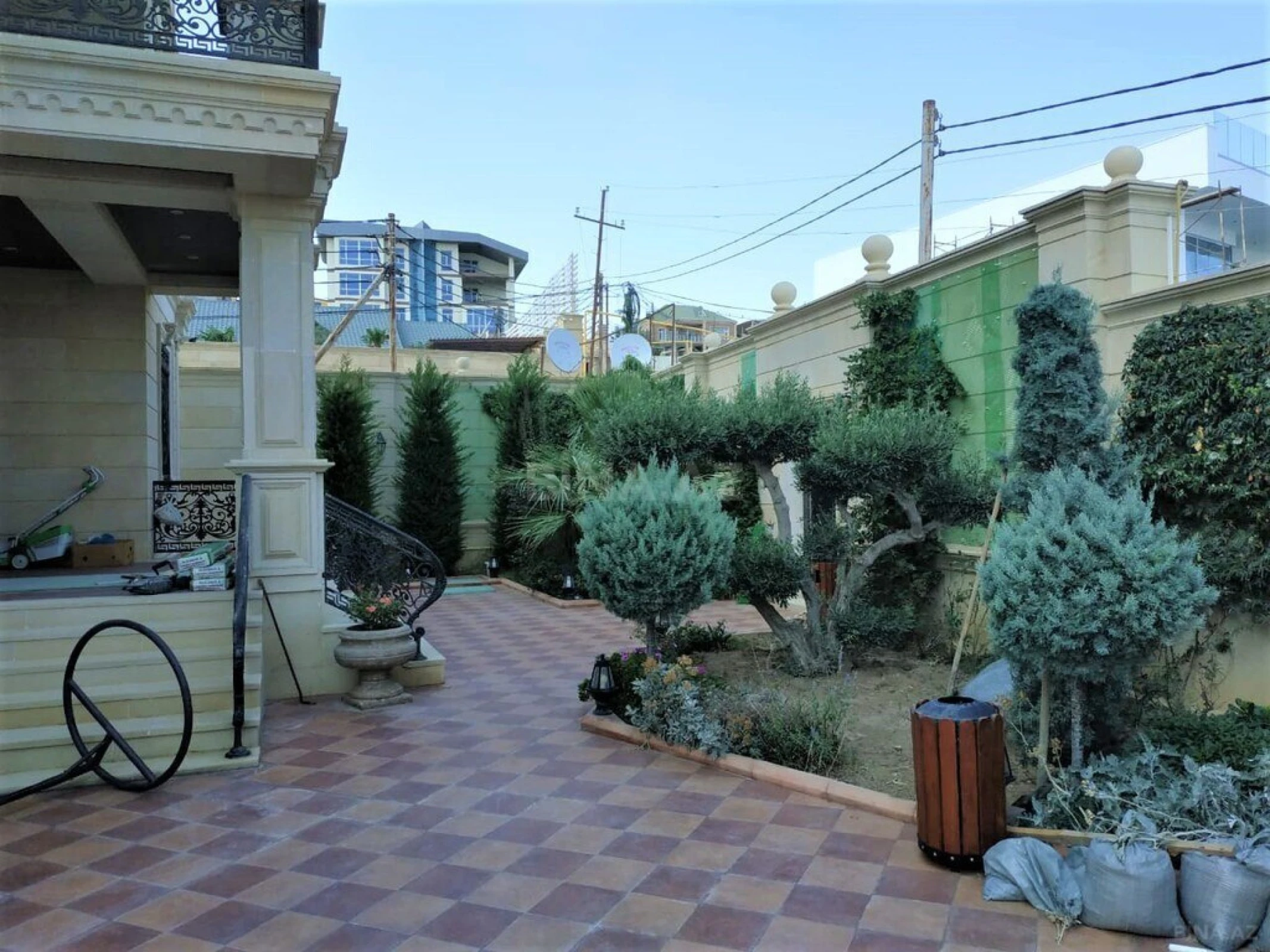 Kirayə verilir 8 otaqlı həyət evi 1000 m²