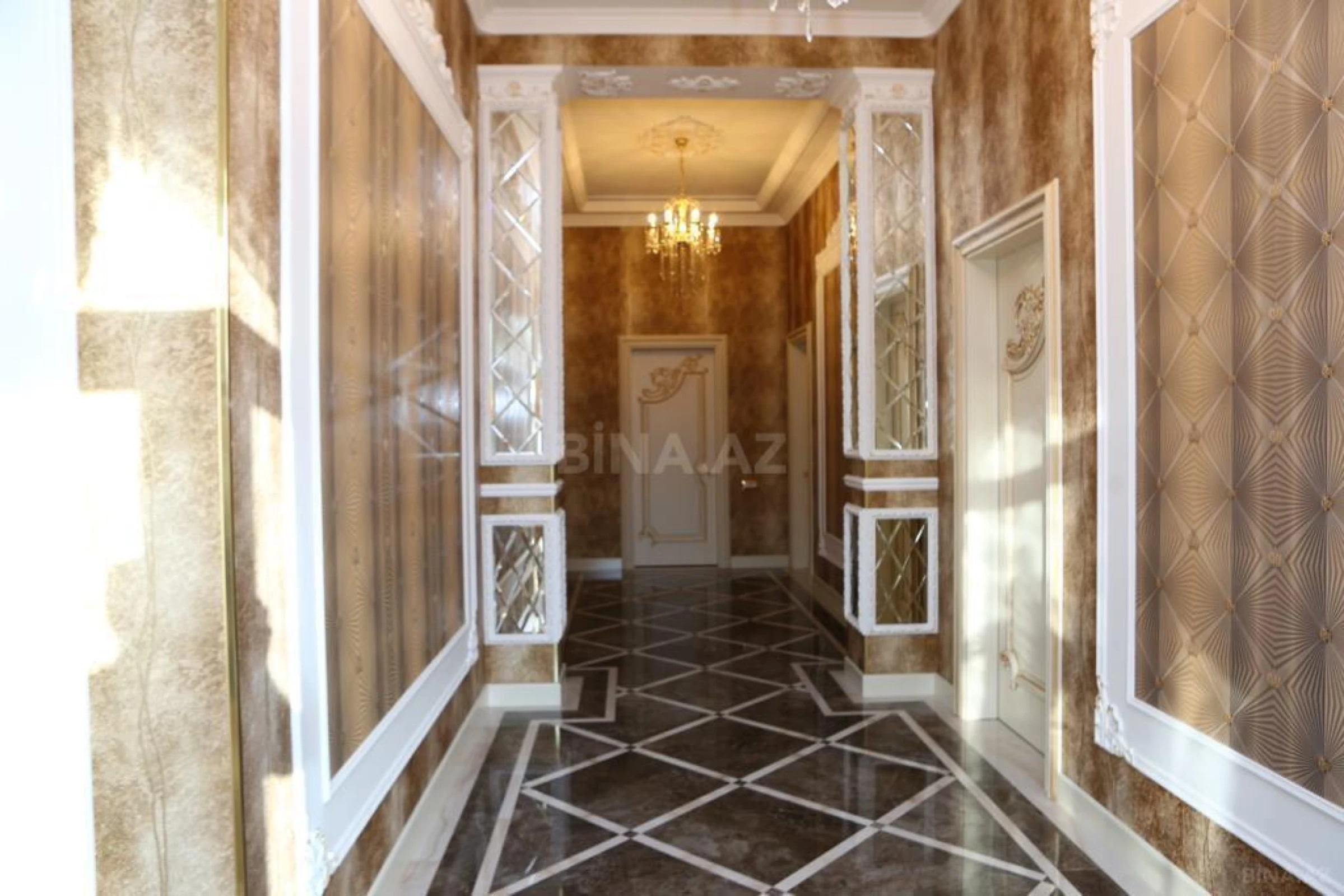 Satılır 5 otaqlı mənzil 315 m²