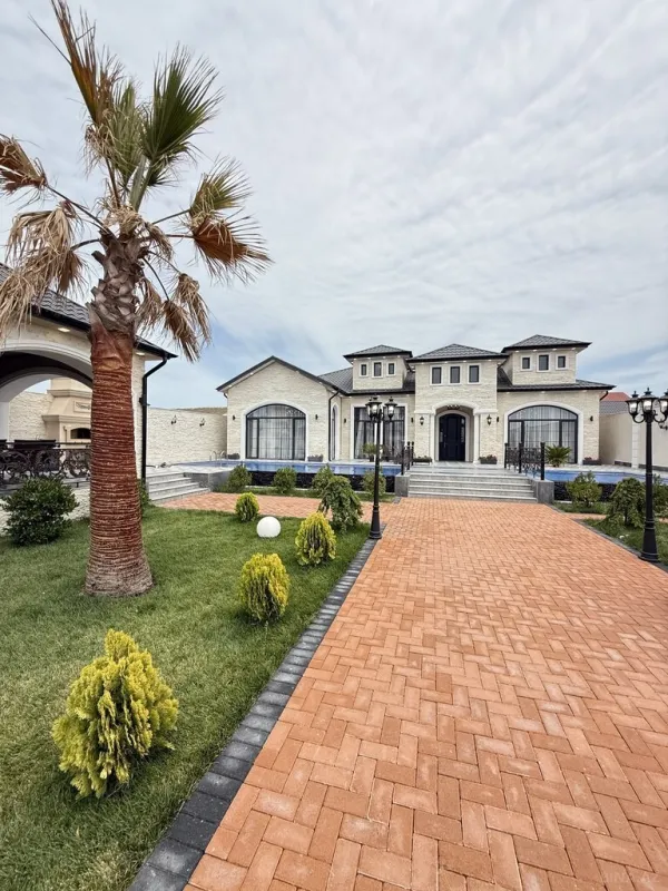 Satılır 5 otaqlı həyət evi 400 m²
