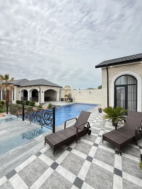 Satılır 5 otaqlı həyət evi 400 m²