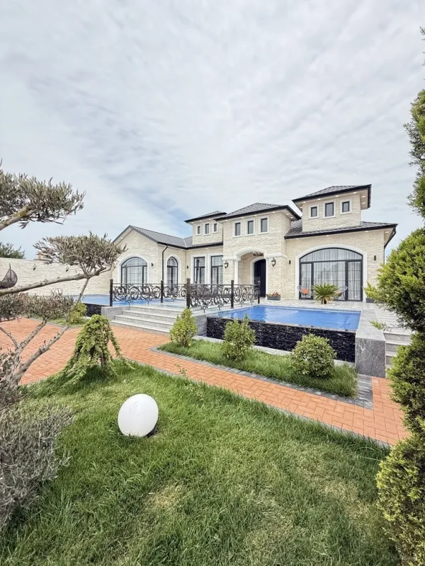 Satılır 5 otaqlı həyət evi 400 m²
