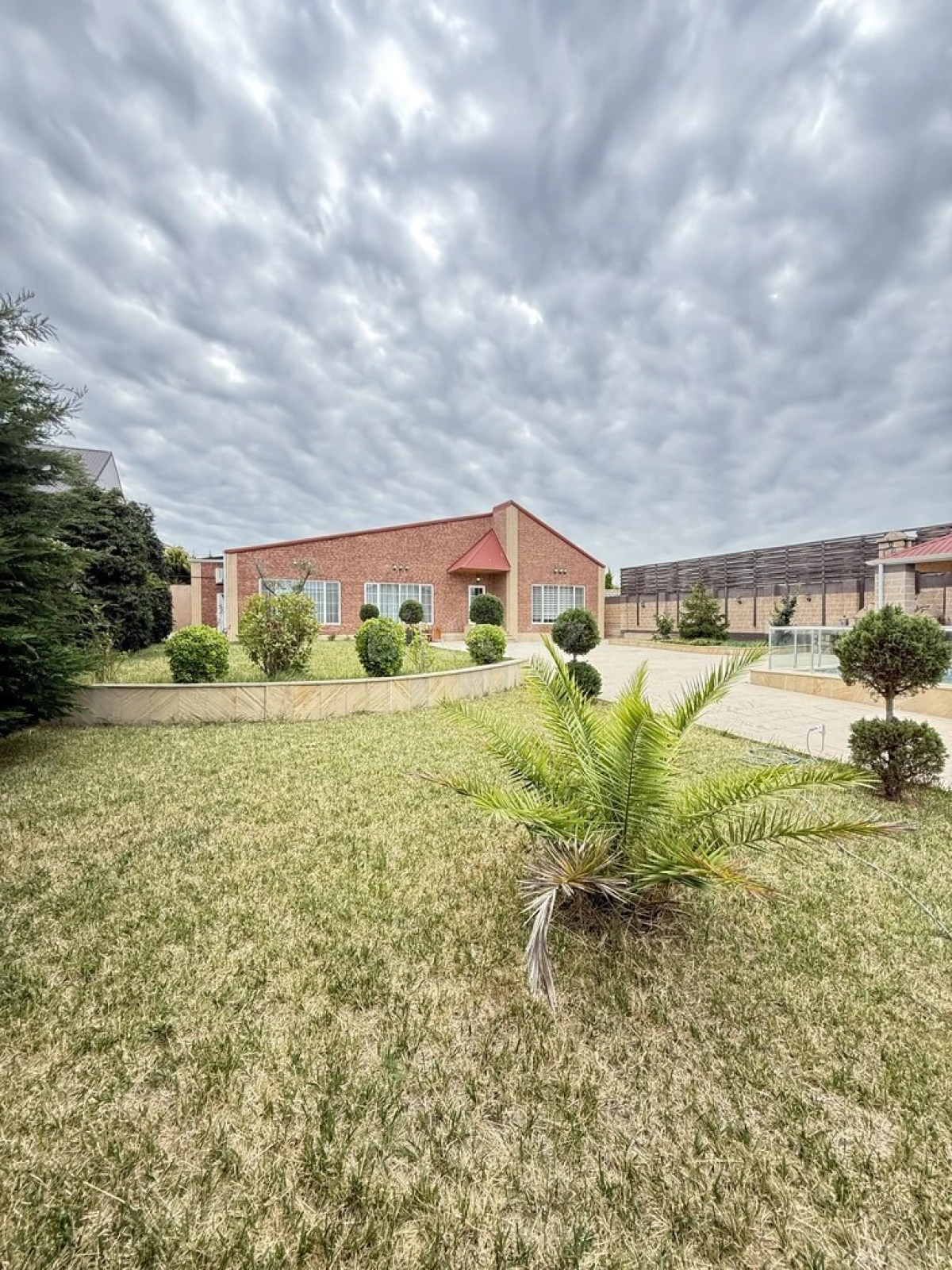 Satılır 5 otaqlı həyət evi 225 m²