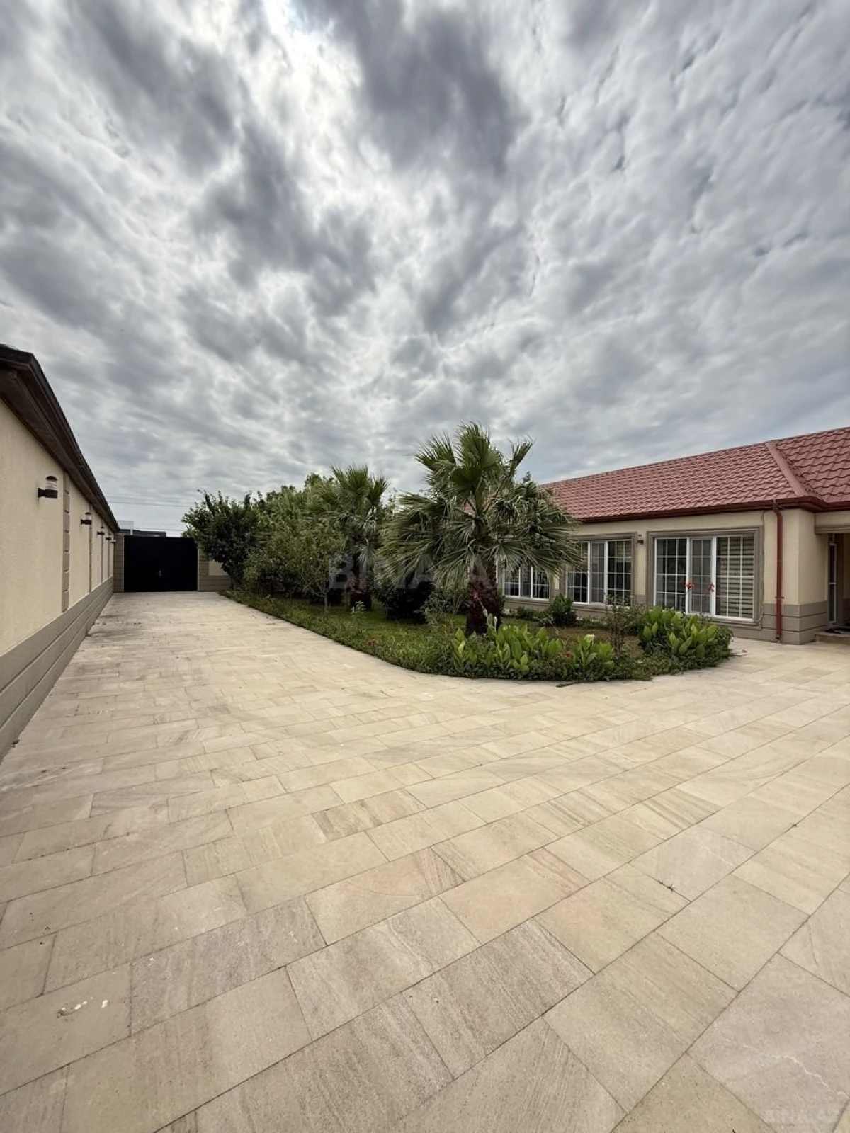 Satılır 5 otaqlı həyət evi 250 m²