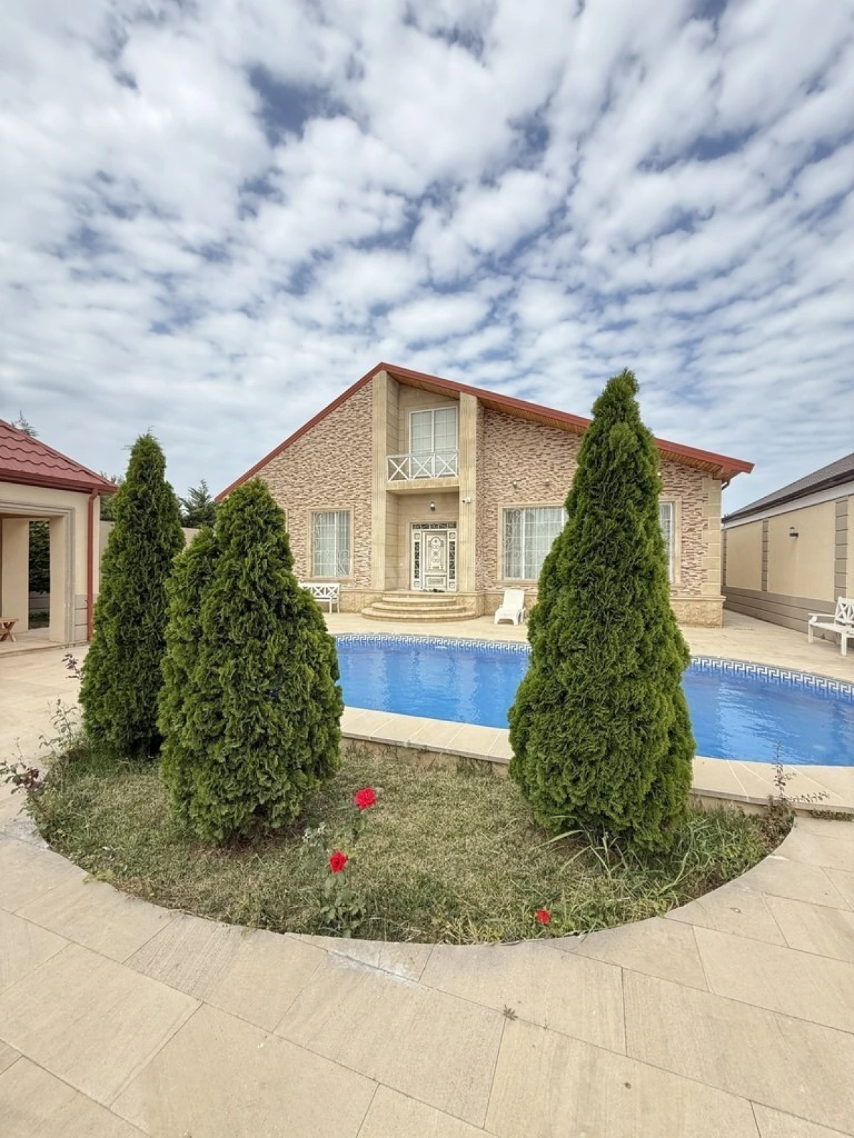 Satılır 5 otaqlı həyət evi 250 m²