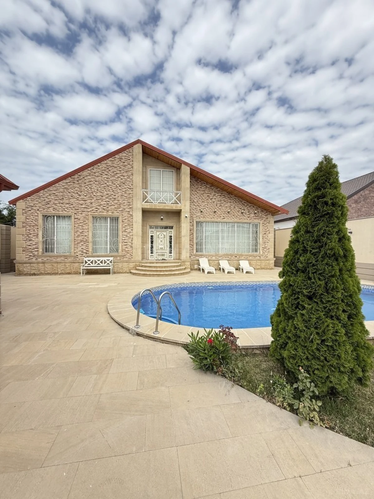 Satılır 5 otaqlı həyət evi 250 m²