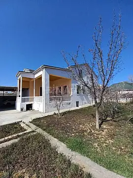 Satılır 5 otaqlı həyət evi 220 m²