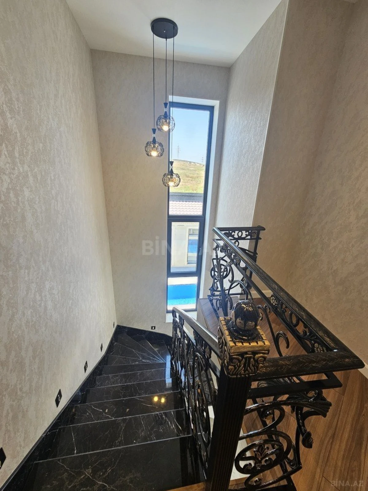 Satılır 5 otaqlı həyət evi 200 m²