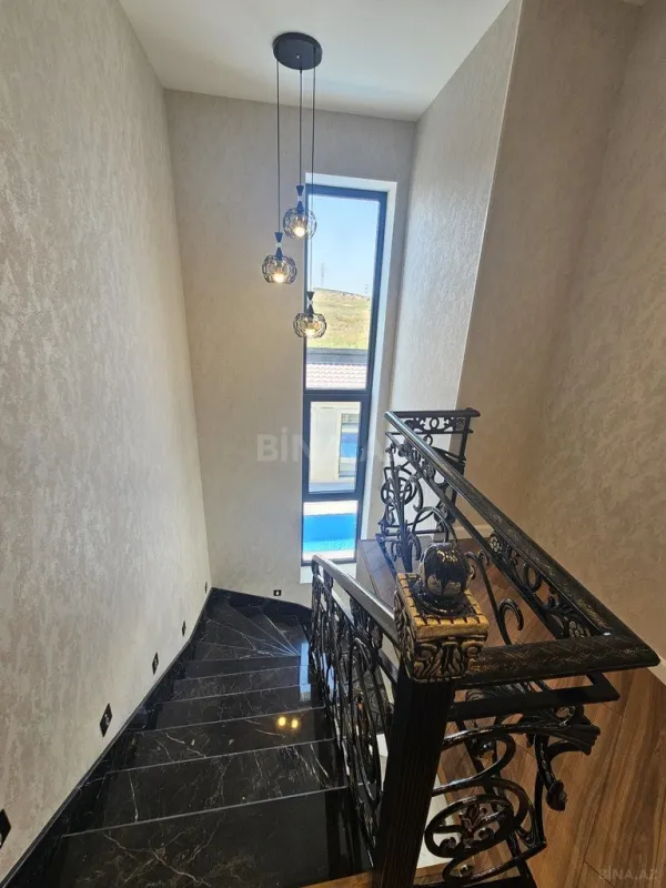 Satılır 5 otaqlı həyət evi 200 m²