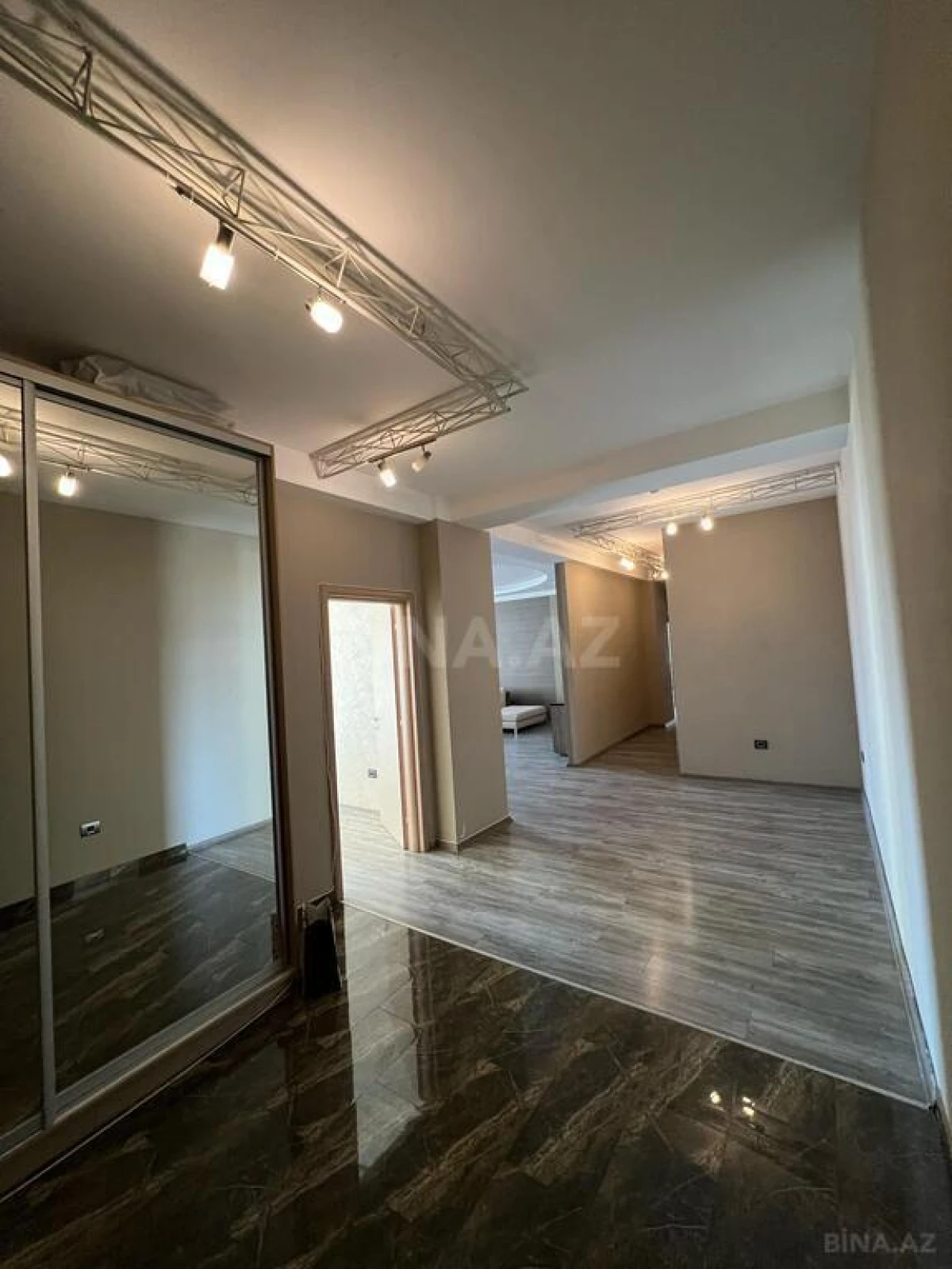 Kirayə verilir 4 otaqlı mənzil 220 m²