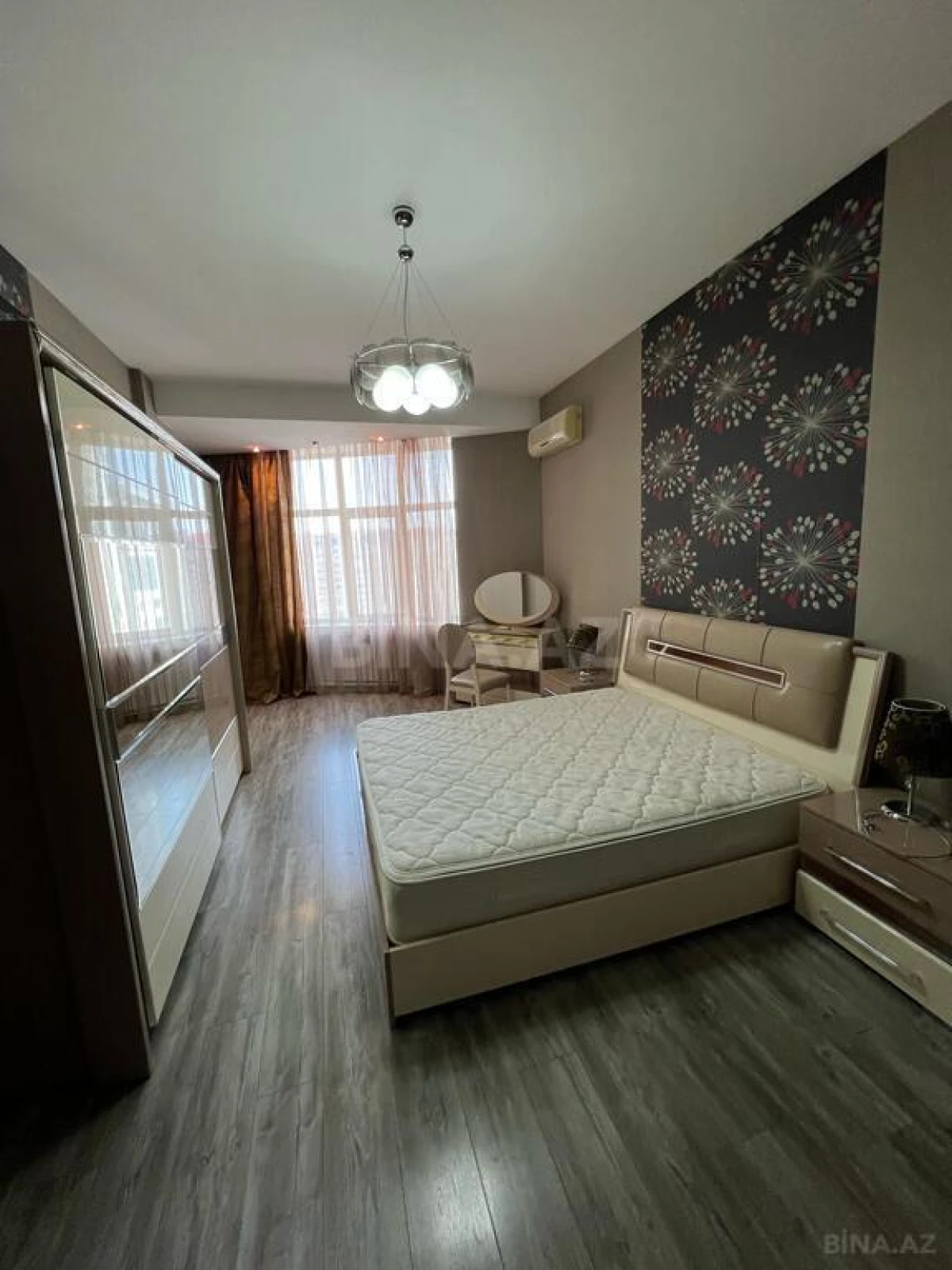 Kirayə verilir 4 otaqlı mənzil 220 m²