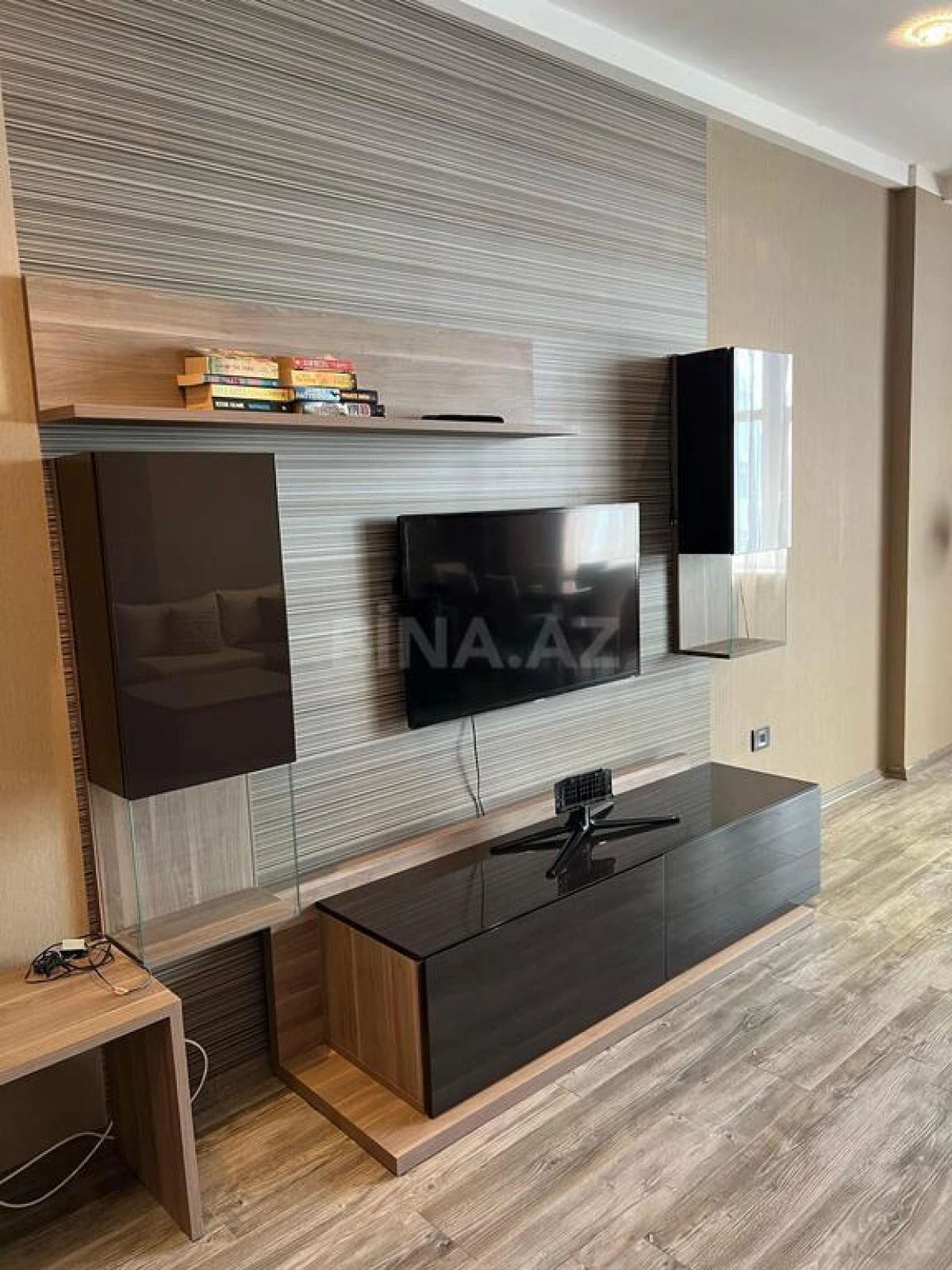 Kirayə verilir 4 otaqlı mənzil 220 m²