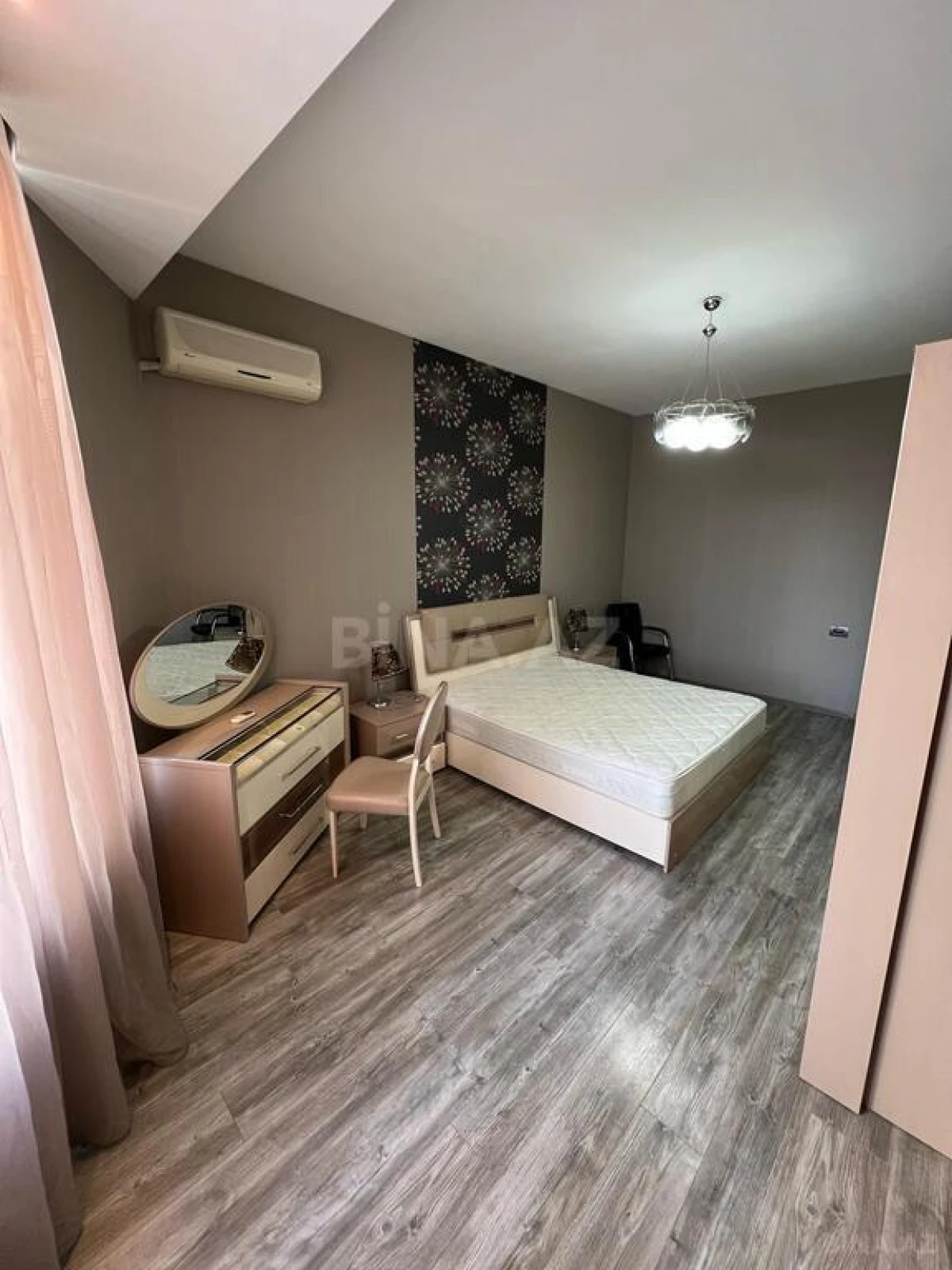 Kirayə verilir 4 otaqlı mənzil 220 m²