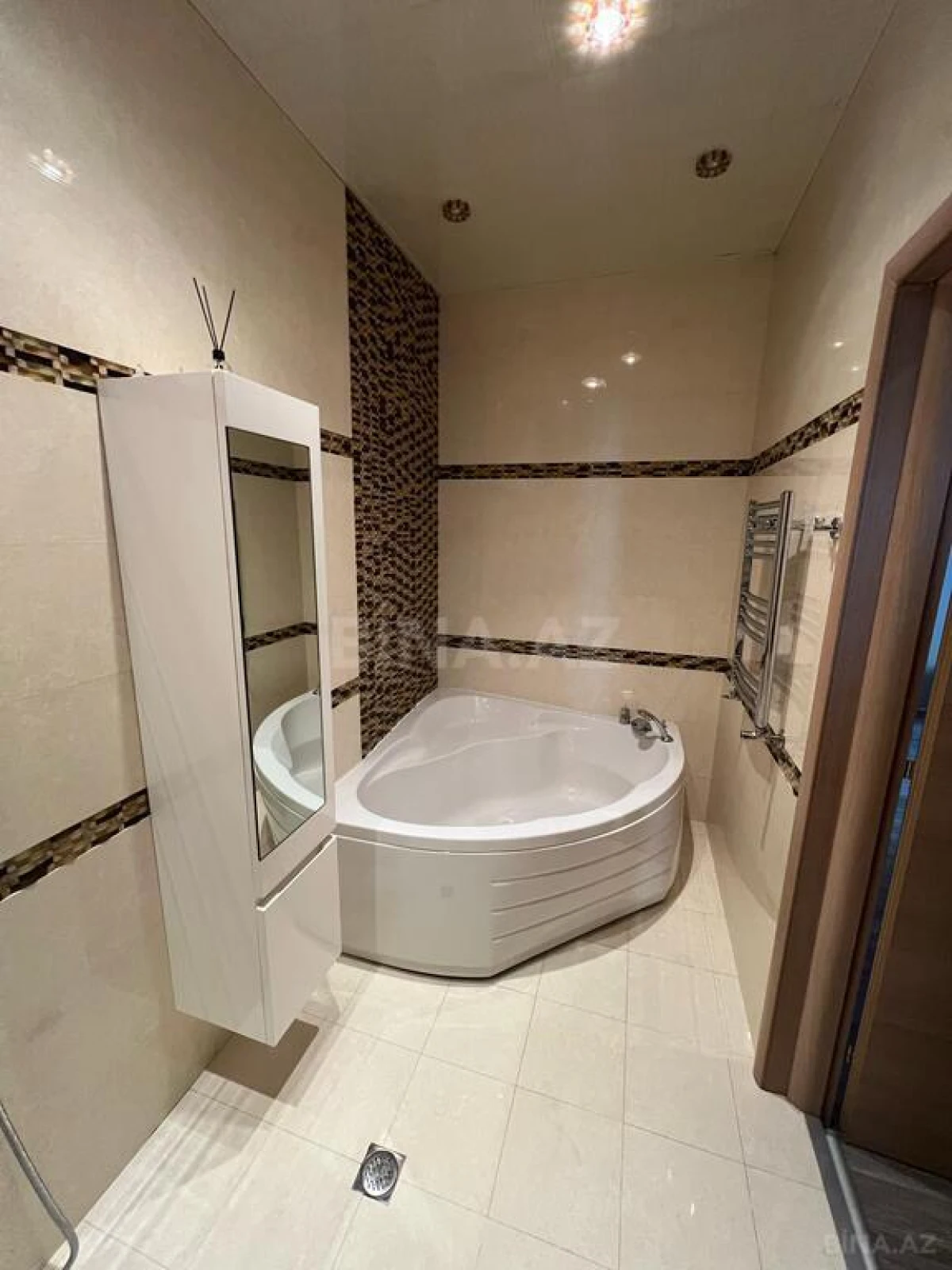 Kirayə verilir 4 otaqlı mənzil 220 m²